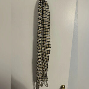 Black and cream plaid scarf #winteraccessories
